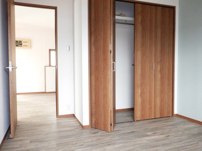 【寝室】 | 嶋村マンション | 家具を配置しやすい人気の間取りです♪