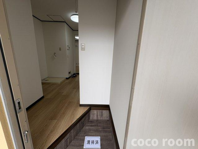 栄ハイツの玄関
