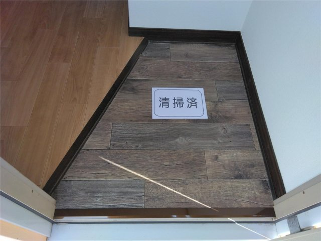 栄ハイツの玄関