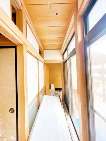 ひたちなか市殿山町2丁目　中古戸建のその他|【リフォーム中6.1】1階広縁です。床クリーニング、壁塗装、天井クロス張、照明交換します。