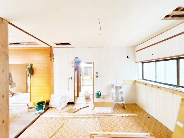 ひたちなか市殿山町2丁目　中古戸建の外観|【リフォーム中6.1】これから新しいキッチンを設置します。床重ね張り、天井・壁クロス張替、照明交換します。