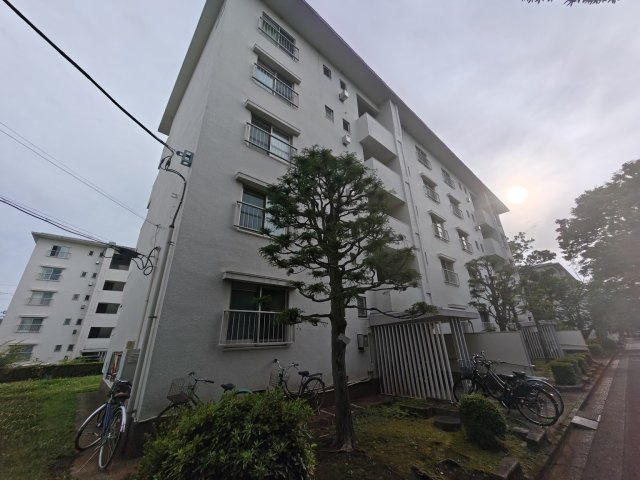 夏見台団地23号棟の外観