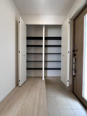【玄関】 | 値下げ！新築建売　アーネストワン　古町第４　①号棟　 | 現在建築中のため、類似物件のご案内が可能です。（参考画像）