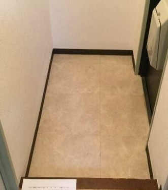 泉ハイツの玄関