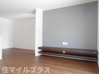 【居間・リビング】 | 郡山市御前南4丁目新築一戸建て3棟 | こちらのリビングで趣味の時間をお楽しみください
