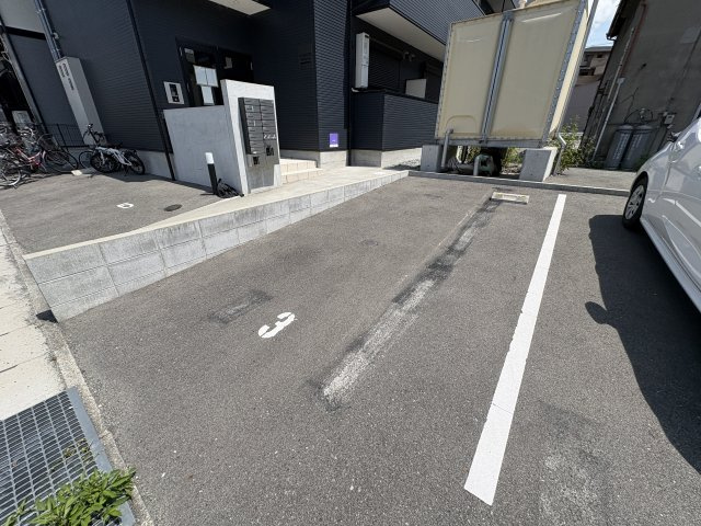 ラ・ポルテ三田町の駐車場