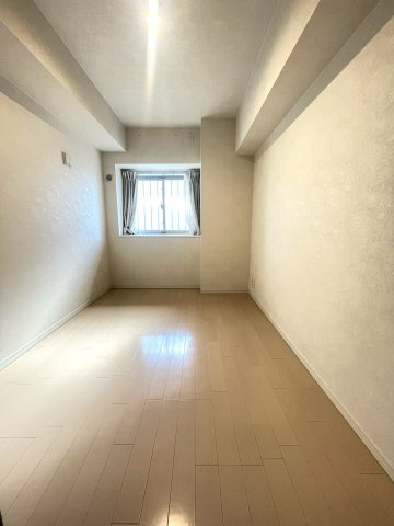 ベルメゾン文京白山の洋室|約6.0帖の主寝室。廊下側からの採光がとりいれられます。