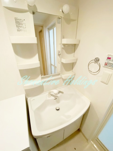 横浜市戸塚区戸塚町の賃貸マンションの洗面所|明るい洗面所です
