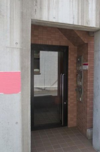 小平市学園西町１丁目の賃貸マンションのエントランス