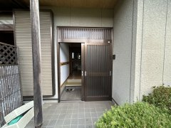 城里町増井　中古戸建の玄関|【リフォーム中】玄関は鍵交換します。