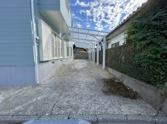 城里町那珂西　中古戸建の駐車場|【リフォーム完成】駐車場は高圧洗浄、カーポートの屋根は張り替え済。