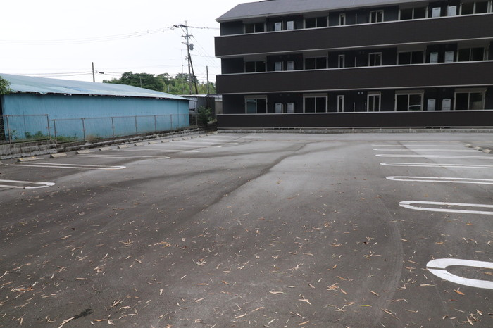 シェシレーヌの駐車場