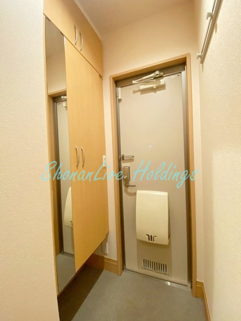 藤沢市亀井野のアパートの玄関