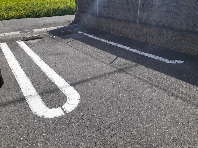 加古川市平岡町高畑のアパートの駐車場