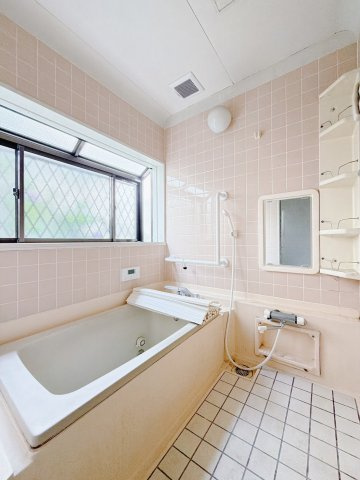【中古戸建】邑楽郡明和町新里の浴室|■浴室｜足を伸ばしてゆったりと入浴ができる1坪タイプのバスルームです♪備え付けの棚には家族一人一人のシャンプーを分けて置くことができます♪バスルームをいつもすっきりと使えますね♪