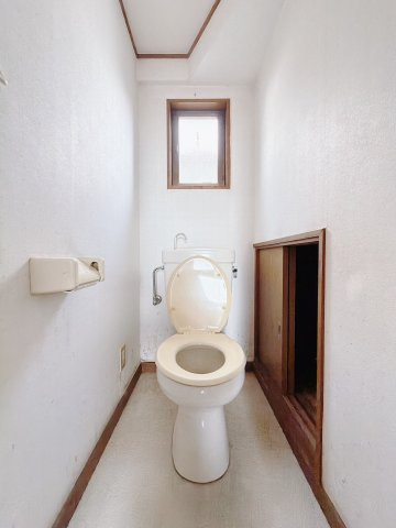【中古戸建】邑楽郡明和町新里のトイレ|■トイレ｜1階と2階にトイレがございます♪収納も十分で、トイレットペーパーのストックはもちろん掃除用品もスッキリ♪
