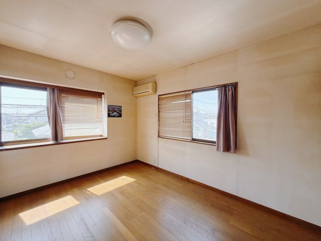 【中古戸建】邑楽郡明和町新里の洋室|■洋室｜お子様の一人部屋にピッタリな洋室。木のぬくもりを感じるフローリングは、天然木の味わいが時とともに深みを増していきます。また、傷にも強く、フリーワックスでお手入れもラクラクです♪