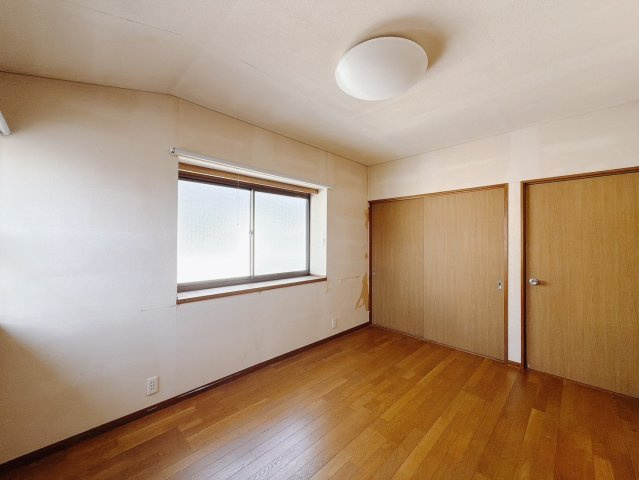 【中古戸建】邑楽郡明和町新里の洋室|■洋室｜ナチュラルカラーの床です。模様替えなどとても楽しく工夫できます♪陽当たり、風通しもとても良いので毎日快適な生活スタートです！