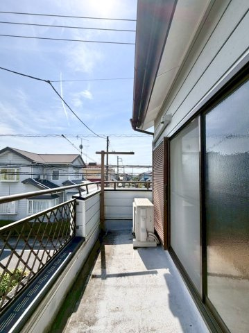 【中古戸建】邑楽郡明和町新里のバルコニー|■バルコニー｜バルコニーから入る日差しは暖かく、爽快な朝の目覚めを促してくれます♪洗濯物やお布団を干して太陽の香りを吸い込んだお布団で夜はおやすみください。
