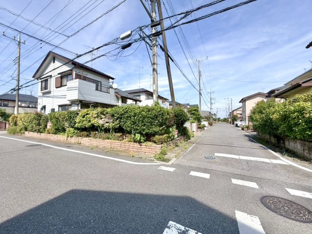 【中古戸建】邑楽郡明和町新里の外観|■外観｜角地に位置しているため開放感があり、日当たりや風通しも良好で、快適な生活環境が整っています♪