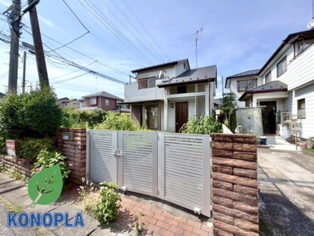 【中古戸建】邑楽郡明和町新里の外観|■外観｜昼は青空に、夕暮れ時はやわらかな光に映える美しい外壁です。スタイリッシュな外観が住まいの存在感を引き立てます♪