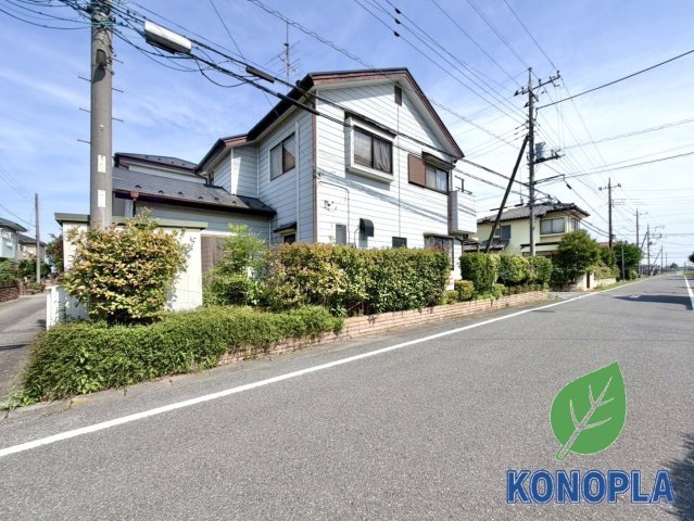 【中古戸建】邑楽郡明和町新里の外観|■外観｜周囲の見渡しが良く、車の出入りの際も安全確認がしやすいため、小さなお子様がいるご家庭でも安心です♪