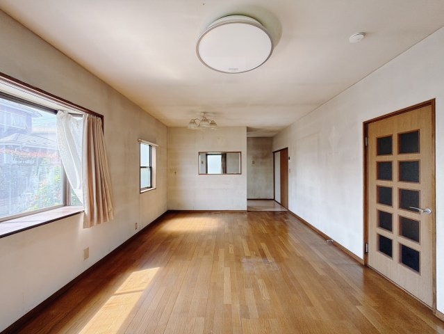 【中古戸建】邑楽郡明和町新里の居間・リビング|■リビング｜家族が揃う団らんのひと時は楽しく、そしてゆったりと。各々が空間を共有しながら、思い思いの時間も気兼ねなく過ごせます♪