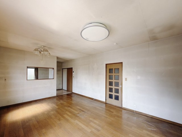 【中古戸建】邑楽郡明和町新里の居間・リビング|■リビング｜ナチュラルな質感で魅せる、くつろぎの時間。ゆっくりとした時間が流れるリビングで、家族だんらんのひと時をお過ごしいただけます。