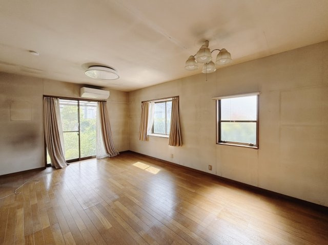 【中古戸建】邑楽郡明和町新里の居間・リビング|■リビング｜大きい窓からあたたかいたっぷりの光が入ります♪開放的な空間で毎日をもっと快適に(*＾＾*)