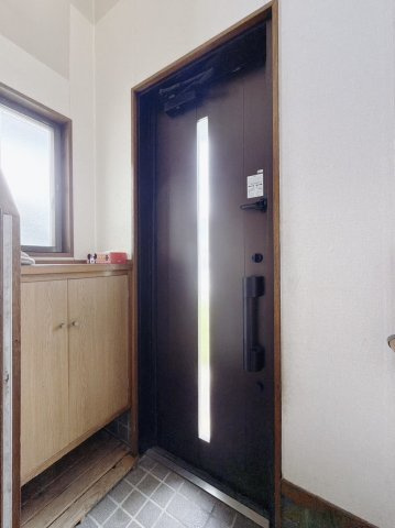 【中古戸建】邑楽郡明和町新里の玄関|■玄関｜毎日の「いってらっしゃい」や「お帰りなさい」を大切なご家族と過ごす玄関は〈使いやすさ〉を追求しております。玄関横の物入は急な来客時でもさっとお片付けできるスペースを確保しています。