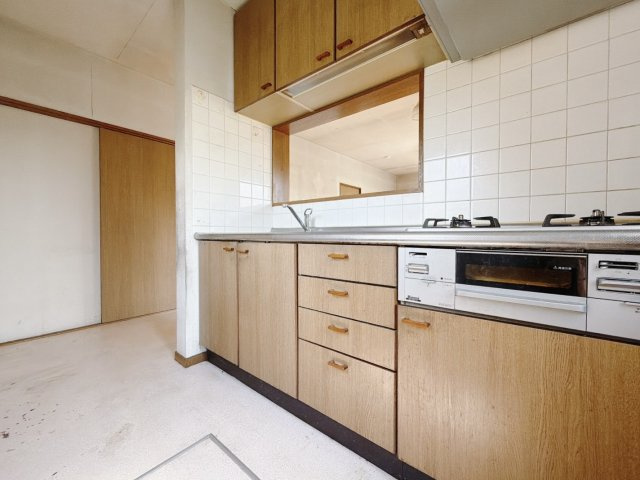 【中古戸建】邑楽郡明和町新里のキッチン|■キッチン｜お料理をしながら会話も弾むカウンターキッチン。出来上がったお料理をカウンター越しからお子様に運んでもらったりと、お手伝いも楽しくしてもらえることができます♪