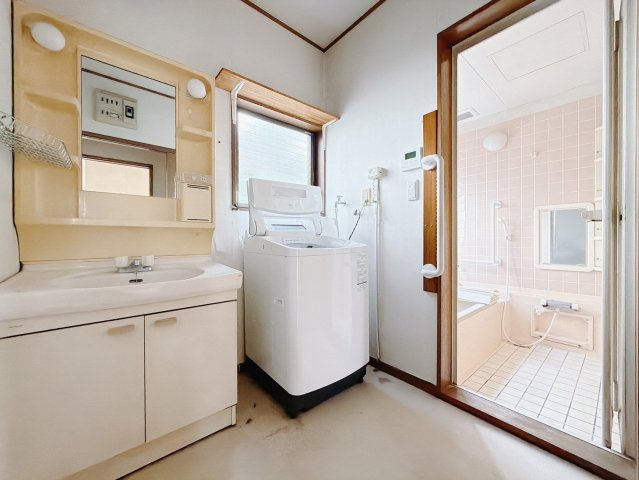 【中古戸建】邑楽郡明和町新里の独立洗面台|■洗面室｜大きな鏡と使いやすさがいっぱいの洗面化粧台。お手入れ簡単でいつもキレイに(*^^*)