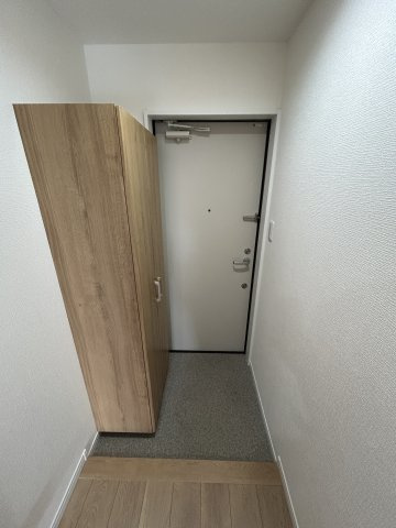 メゾンWO南七松の玄関