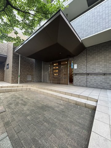 メゾンエクレーレ新宿西戸山のエントランス