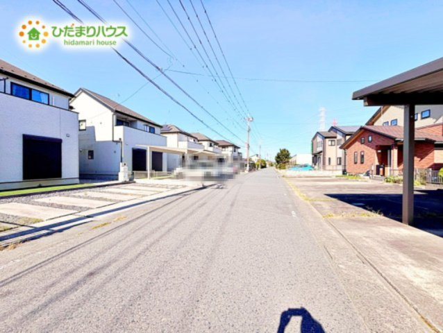 【前面道路含む現地写真】 | 神栖市深芝南1丁目　新築戸建　6号棟 | 前面道路が広々のため駐車も楽々です！