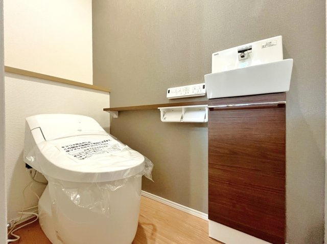 豊島区長崎6丁目　限定1棟のトイレ|トイレは1階・2階にございます
温水洗浄暖房便座機能付き
1階トイレには便利な手洗いカウンター付です