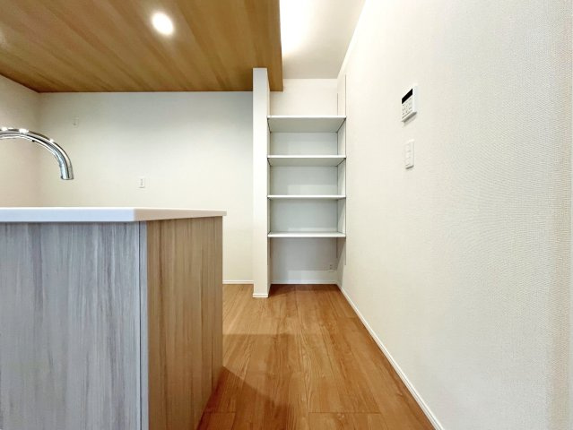 豊島区長崎6丁目　限定1棟の収納|キッチン横には食材のストックや調理器具の収納に便利なパントリー(可動棚)を完備しております