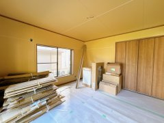 笠間市大田町　中古戸建の洋室|【リフォーム中6/21撮影】フローリング重ね張りいたします。
