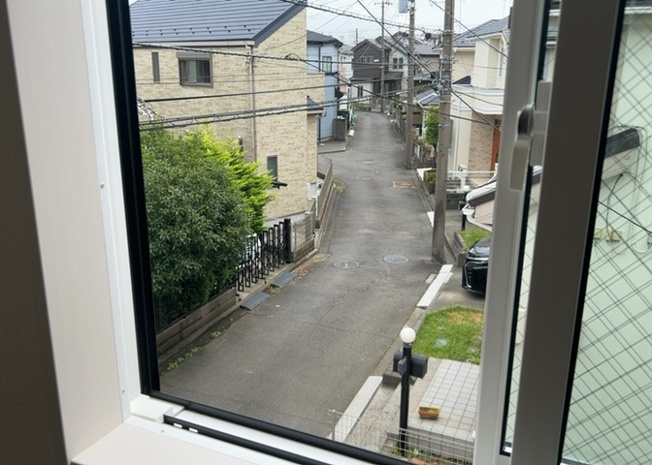【展望】 | 2階の窓やバルコニーからの眺望です。周囲は落ち着いた低層の住宅街が広がっており、圧迫感がなく空を広く感じられる良好な景色が楽しめます。風通しも良く毎日の暮らしに開放感を与えてくれる環境です。