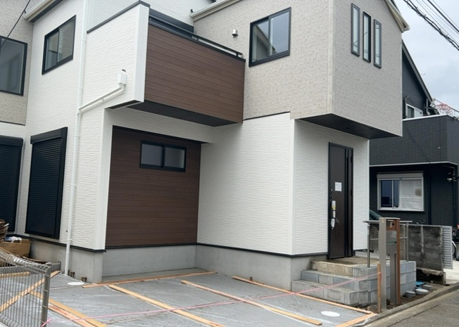 【外観】 | 相模原市南区東大沼3丁目に誕生する新築一戸建てです。土地面積115.20平米のゆとりある敷地に建築中。2026年9月完成予定となっており、最新の施工基準を満たした耐久性の高い木造住宅となります。