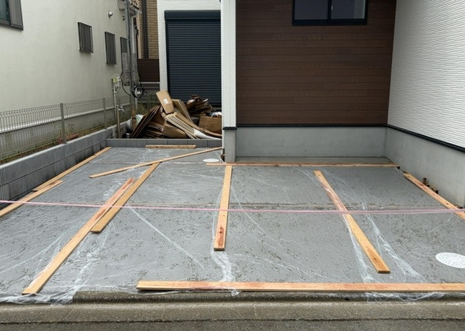 【駐車場】 | 敷地内にはカースペースを1台分確保しています。前面道路からの出し入れや車の乗降スペースについても現地で直接ご確認いただけます。マイカーをお持ちのご家庭にも嬉しい敷地配置となっております。