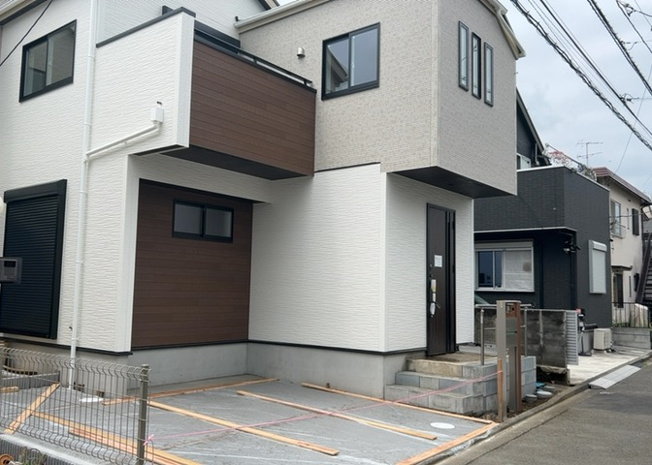 【外観】 | 敷地内にはお庭のスペースをご用意しています。家庭菜園やガーデニングを楽しむほか、お子様の遊び場やペットとのふれあいの場としてもご活用いただけます。日当たりと風通しの良さも魅力的なポイントです。