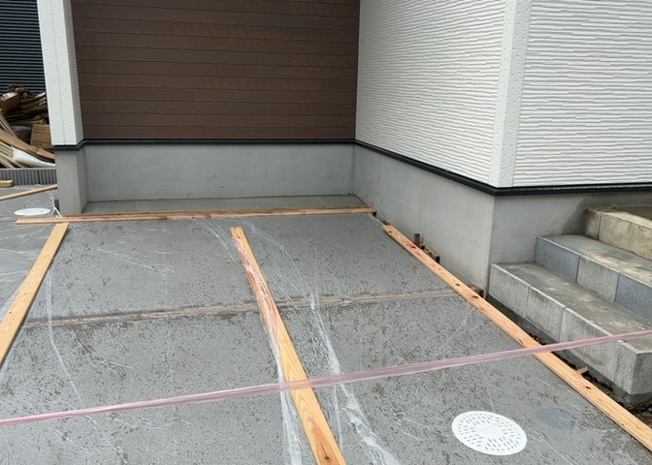 【構造・工法・仕様】 | 建物全体をしっかり支えるベタ基礎を採用し、高い耐震性と耐久性を実現しています。地面からの湿気やシロアリの浸入を防ぐ効果もあり、大切な住まいを長期間にわたって強固に守り続ける構造仕様となっております。