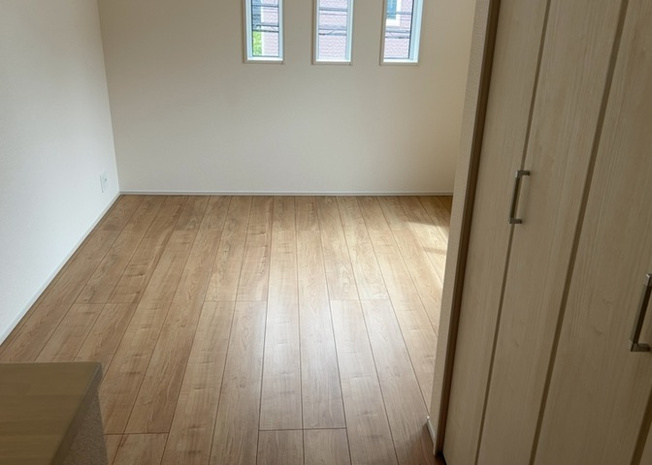 【子供部屋】 | お子様のお部屋としても最適な洋室です。クローゼットが設置されているため、おもちゃや衣類、学用品を自分で片付ける習慣が身につきます。採光もしっかり取れており、明るく勉強に集中できる環境です。