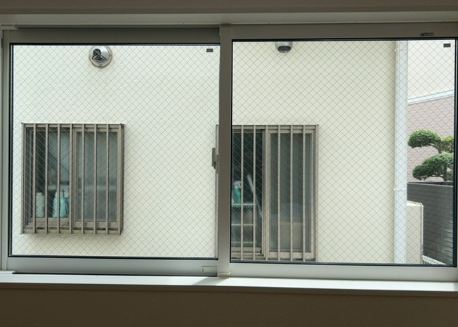 【内装】 | 落ち着いた質感のフローリングと清潔感のあるクロスで仕上げられた室内です。フラット35Sの基準にも対応する高い建築品質と省エネ性能を備えており、末永く安心してお住まいいただける内装仕上げです。