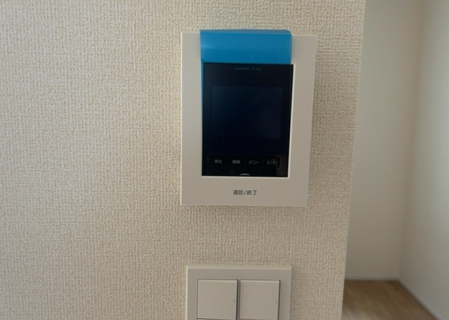 【セキュリティ】 | 室内から訪問者の顔をしっかり確認できるTVモニタ付インターホンを標準装備。不要な勧誘などの対応も室内から行えるため、防犯性が高まり一人でのお留守番や小さなお子様がいるご家庭でも安心していただけます。