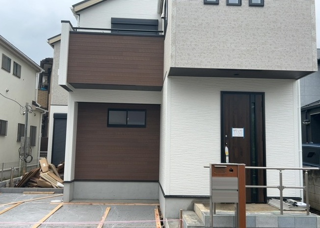 【外観】 | 第一種低層住居専用地域内に立つ新築戸建てです。近隣には大野台中学校があり徒歩13分（約1000m）と子育て環境も良好です。2026年9月の完成に向けて建築が進んでおり、完成後の姿が非常に楽しみな物件。
