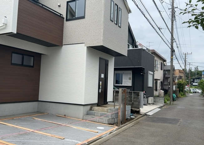 【前面道路含む現地写真】 | 現地周辺は静かな住宅街となっており、前面道路の交通量も比較的少なく落ち着いた環境です。車の出し入れのしやすさや、お子様の通学時の安全面なども、ぜひ現地にて直接確認していただくのがおすすめです。