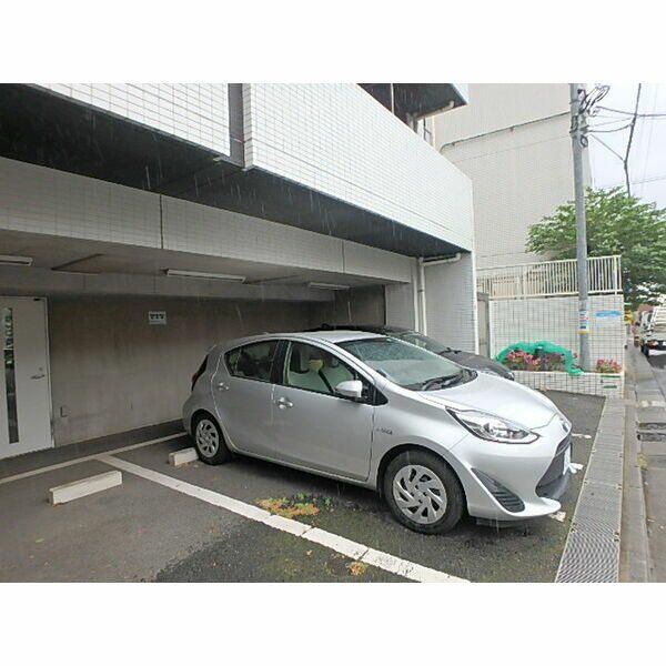 ＣＹＮＴＨＩＡ　ＦＯＵＲ－Ｄ　ｅｆ－Ｆｏｒｔの駐車場