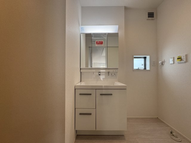 うるま市西原（全4棟）ラスト4号棟の独立洗面台|4号棟　三面鏡付き洗髪洗面化粧台♪